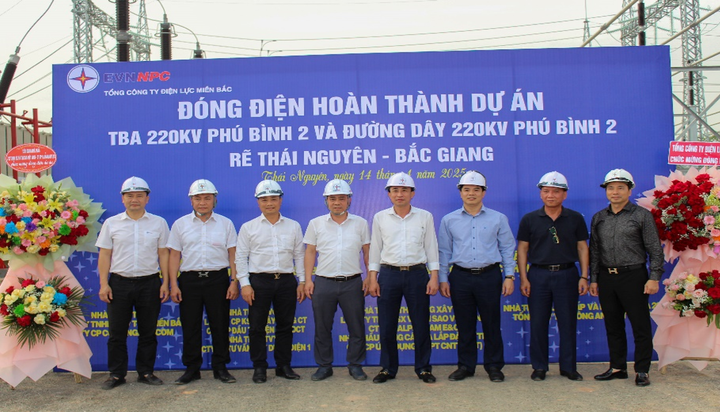 Lãnh đạo Tổng công ty Điện lực miền Bắc, Ban Quản lý dự án Xây dựng điện miền Bắc, Công ty Điện lực Thái Nguyên và các đơn vị liên quan tại buổi đóng điện hoàn thành dự án.