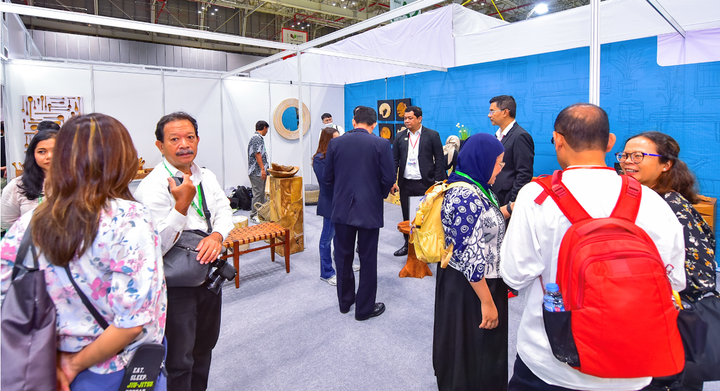 Khách tham quan gian hàng tại VIFA ASEAN 2024.