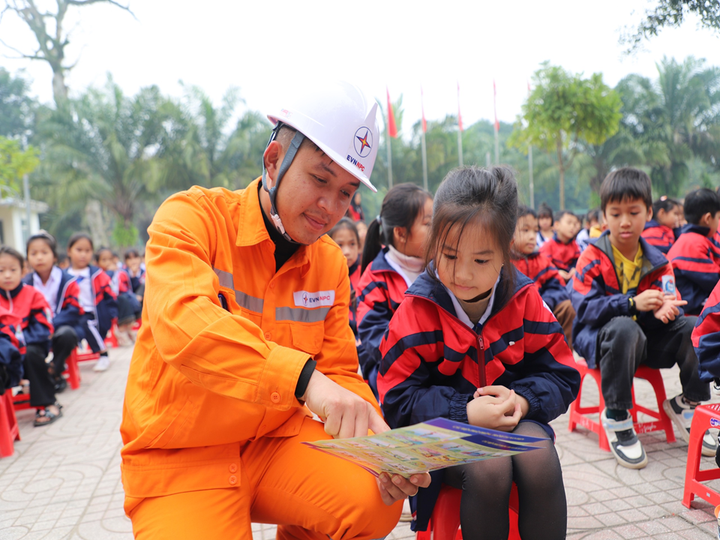 Tuyên truyền tiết kiệm điện tại các trường học.