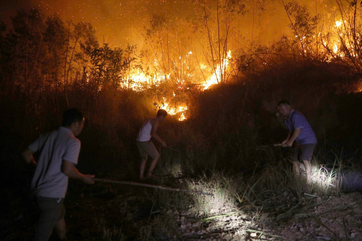 Ngay sau khi xảy vụ cháy, lực lượng chức năng đã có mặt tại hiện trường cùng người dân các xã lân cận để khoanh vùng chữa cháy. Đã có gần 800 người cùng phương tiện tham gia. (Ảnh: X.B)