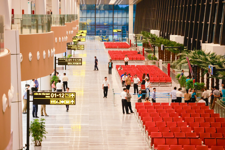 Phòng chờ nhà ga T3 Tân Sơn Nhất trước giờ phục vụ các hành khách đầu tiên.