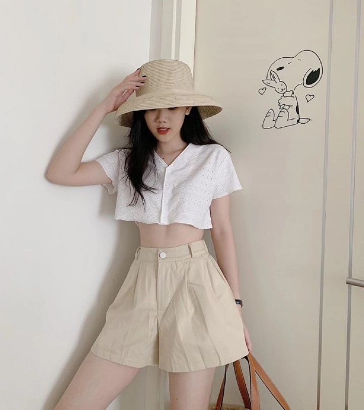Quần short cạp cao được nhiều người yêu thích trong những ngày hè nóng bức.
