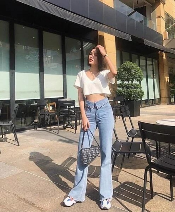Mẹo phối đồ mùa hè cho các nàng cao 1m50: Quần jean cạp cao và áo croptop.