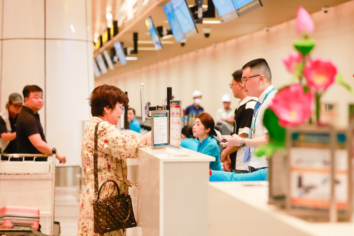 Những hành khách đầu tiên làm thủ tục check in tại nhà ga T3 Tân Sơn Nhất.