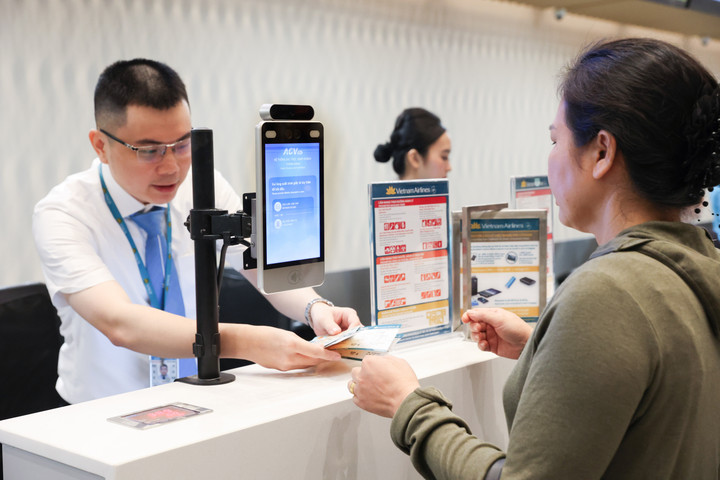 Hành khách làm thủ tục check in làm sinh trắc CCCD để sử dụng cửa tự động tại khu vực kiểm tra an ninh và lên máy bay.