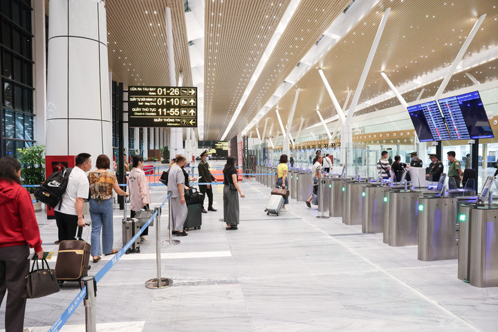 Hành khách đi qua cửa kiểm tra an ninh tại T3.
