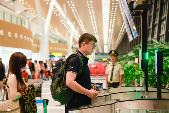 Hành khách đi qua cửa lên máy bay tự động sử dụng sinh trắc CCCD.