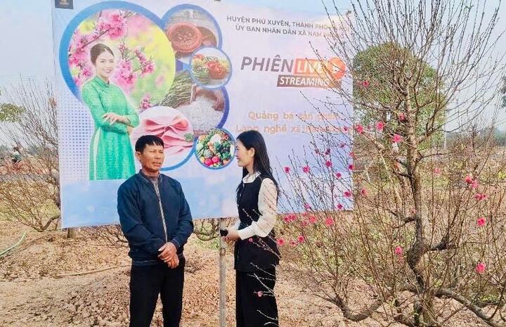 Người dân livestream bán hàng tại vườn đào ở xã Nam Phong (huyện Phú Xuyên), ngoài ra rất nhiều các mặt hàng như đồ thủ công mỹ nghệ, cây cảnh, các món ăn đặc sản… cũng được các hộ kinh doanh bán online, doanh thu từ mô hình này đã tăng mạnh so với bán hàng truyền thống.