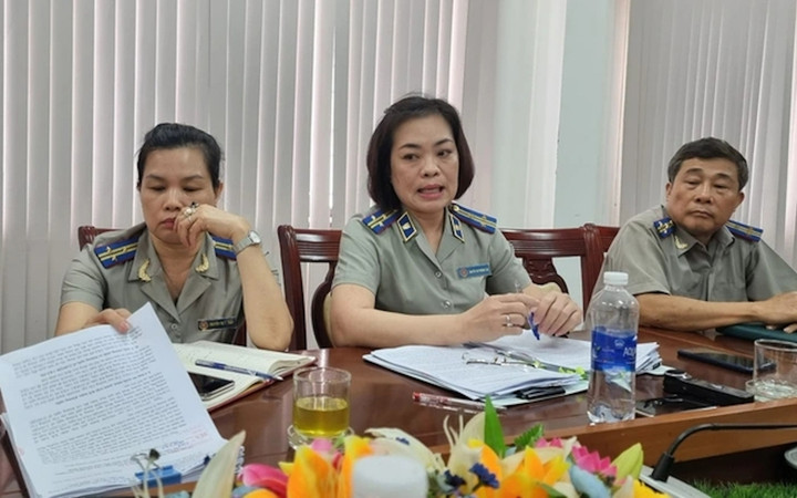 Bà Nguyễn Thị Phương Lan - Chi cục trưởng Chi cục THADS TP Đồng Hới (giữa) trong một lần trả lời báo chí.