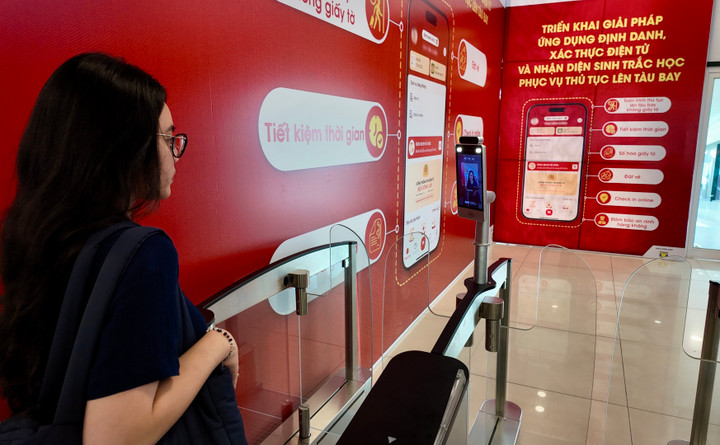 Hành khách làm thủ tục tại cửa ra máy bay.