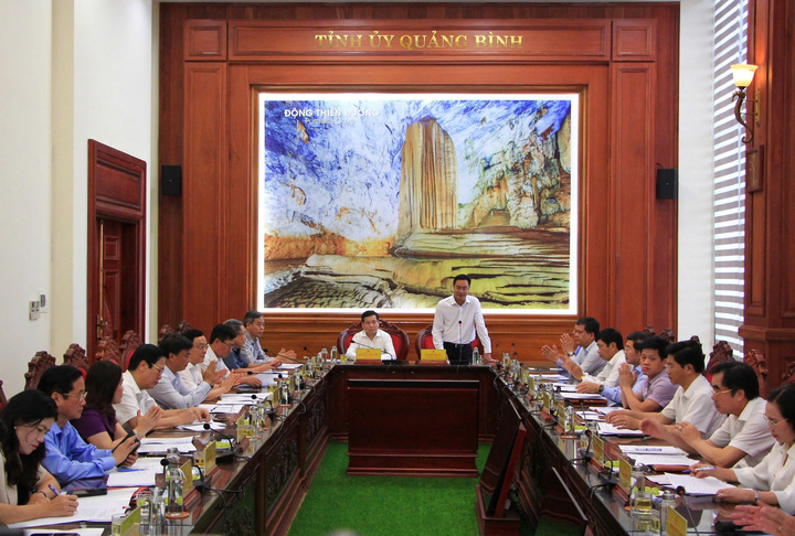 Ban Thường vụ Tỉnh uỷ Quảng Trị và Quảng Bình gặp mặt, họp bàn triển khai các nội dung liên quan đến việc sáp nhập tỉnh. (Ảnh: BT)