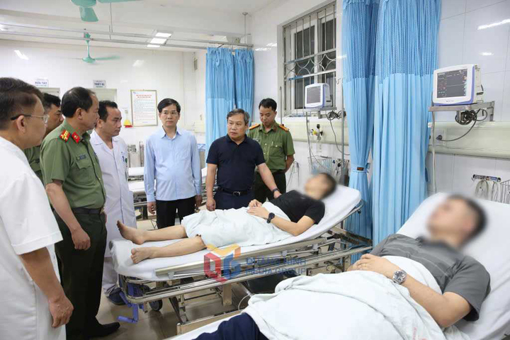 Ông Vũ Đại Thắng thăm hỏi, động viên cán bộ công an bị thương khi làm nhiệm vụ. (Ảnh: Trung tâm truyền thông tỉnh Quảng Ninh)