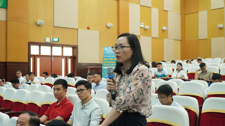 Cổ đông đặt câu hỏi và thảo luận.