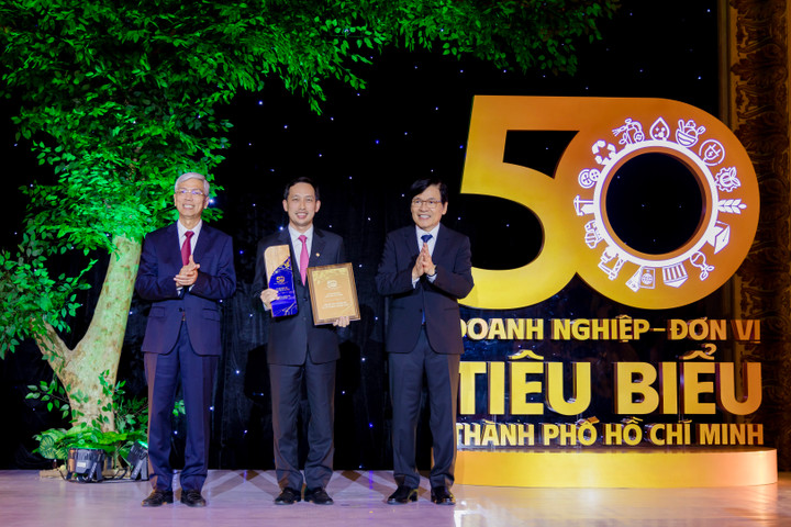 Ông Vũ Anh Khoa - Chủ tịch HĐQT Saigon Co.op - đón nhận giải thưởng.