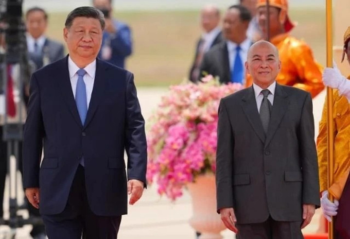 Quốc vương Campuchia Norodom Sihamoni (phải) và Chủ tịch Trung Quốc Tập Cận Bình. (Nguồn: AKP/AP)