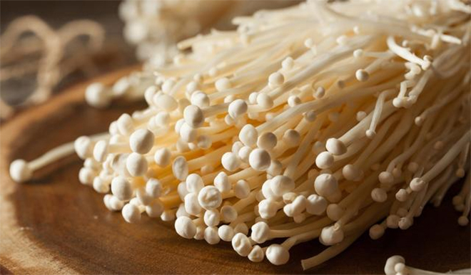 Nấm kim châm màu trắng thường là sử dụng hóa chất, nên tránh mua. (Ảnh: Sohu)