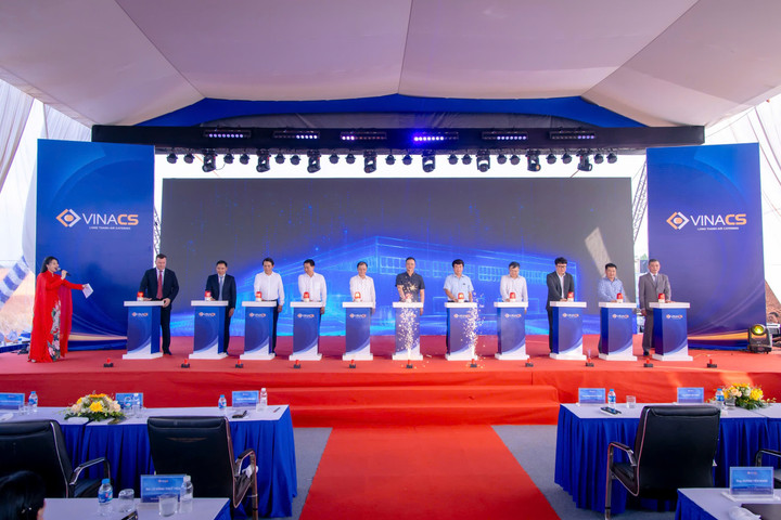 Các đại biểu thực hiện nghi thức động thổ dự án Nhà máy chế biến suất ăn Hàng không VINACS Long Thành.