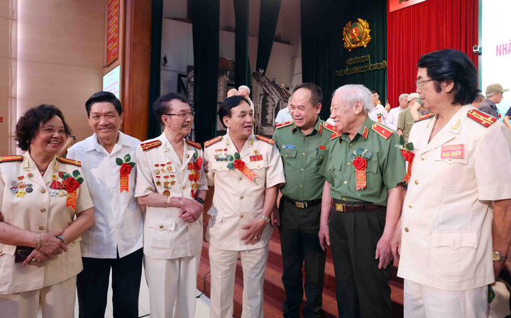 Thiếu tướng Nguyễn Thanh Tùng trò chuyện với các thế hệ cán bộ Công an Hà Nội chi viện chiến trường miền Nam.