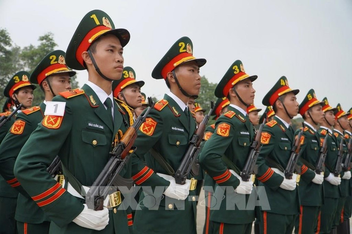 Các quân nhân được lựa chọn tham gia khối duyệt binh đều có thể hình cân đối, thực hiện động tác điều lệnh nhanh, mạnh, chuẩn xác. (Ảnh: TTXVN)