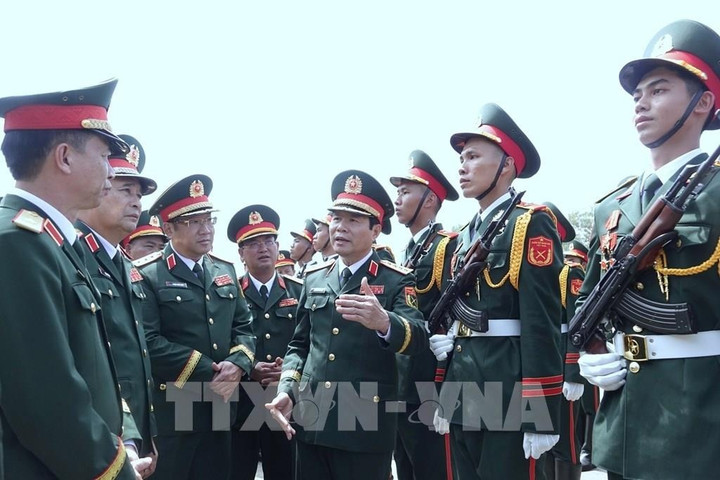 Đại tướng Nguyễn Tân Cương, Ủy viên Trung ương Đảng, Tổng Tham mưu trưởng Quân đội Nhân dân Việt Nam, Thứ trưởng Bộ Quốc phòng kiểm tra khối duyệt binh. (Ảnh: TTXVN)