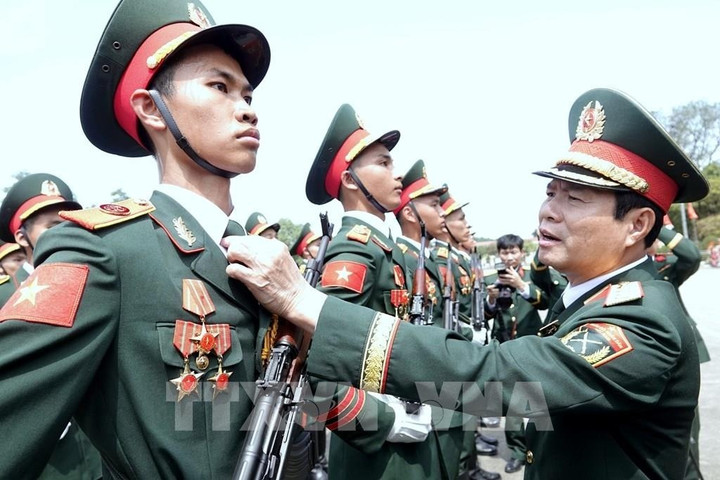 Đại tướng Nguyễn Tân Cương, Ủy viên Trung ương Đảng, Tổng Tham mưu trưởng Quân đội Nhân dân Việt Nam, Thứ trưởng Bộ Quốc phòng kiểm tra khối duyệt binh. (Ảnh: TTXVN)