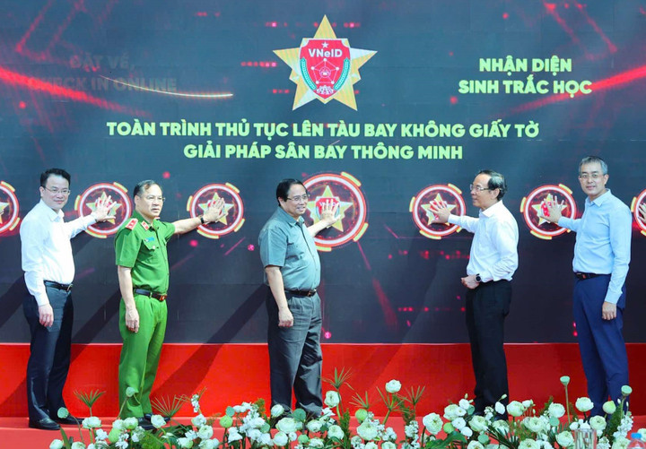 Thủ tướng Phạm Minh Chính cùng lãnh đạo các Bộ, ban, ngành khởi động tính năng Toàn trình thủ tục lên tàu bay không cần giấy tờ với Nhận diện sinh trắc học qua ứng dụng VNEID.