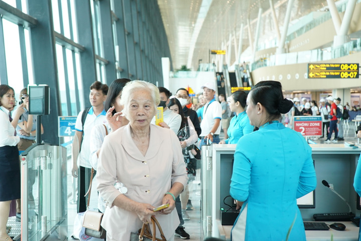 Hành khách chuyến bay VN244, chuyến bay chính thức khai trương nhà ga T3, làm thủ tục lên tàu.