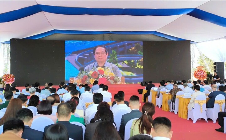 Các đại biểu tại điểm cầu Lễ khởi công dự án Khu đô thị du lịch lấn biển Cần Giờ lắng nghe phát biểu chỉ đạo của Thủ tướng tại chương trình Khởi công, khánh thành các công trình, dự án chào mừng 50 năm Giải phóng miền Nam, thống nhất đất nước.