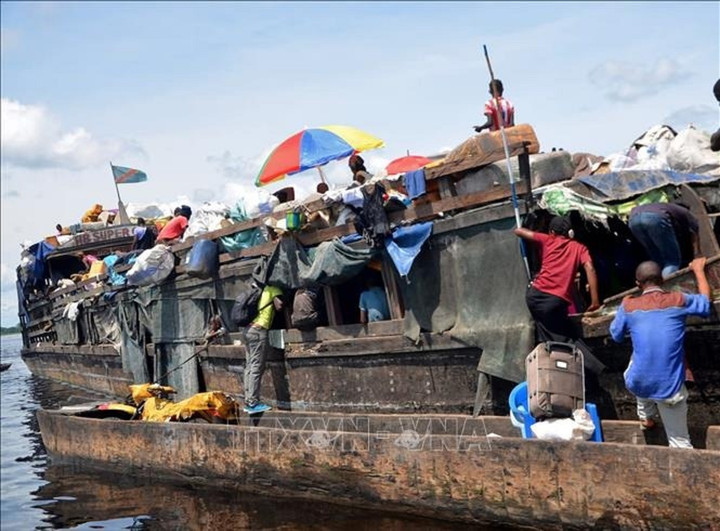Thuyền gỗ là phương tiện di chuyển phổ biến trên sông ở CHDC Congo. (Ảnh minh họa: Getty Images/TTXVN)