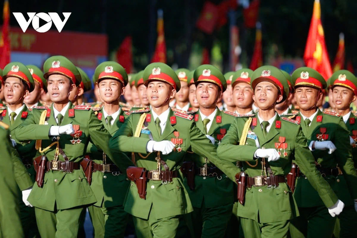 Gần 4.000 cán bộ, chiến sĩ, học viên đại diện cho toàn lực lượng Công an nhân dân tích cực luyện tập.