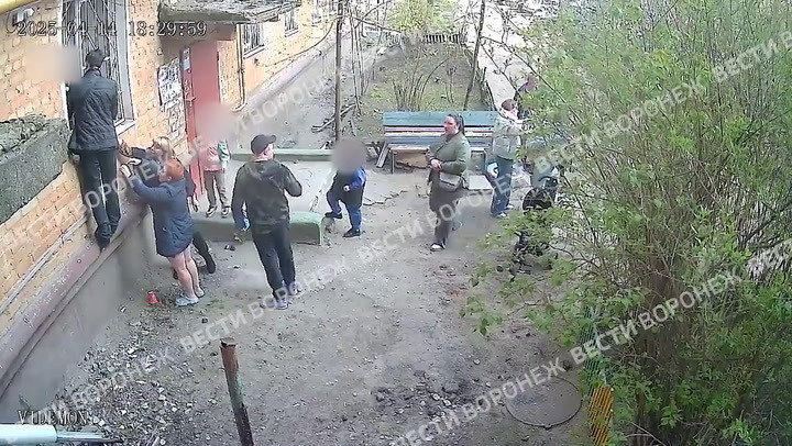 Bé gái được giải cứu trong tình trạng kiệt sức.