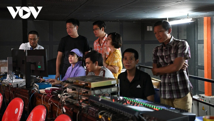 Các biên tập viên, kỹ thuật viên Đài TNVN trong một chương trình phát thanh trực tiếp.