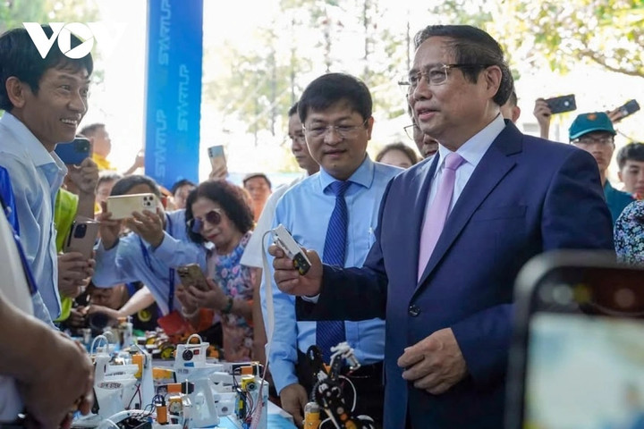 Thủ tướng tham quan không gian trưng bày ý tưởng khởi nghiệp của học sinh, sinh viên.