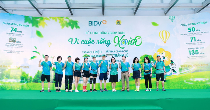 Ban Tổ chức phát động chương trình “BIDV RUN - Vì cuộc sống Xanh” năm 2025 tại Trụ sở chính BIDV.