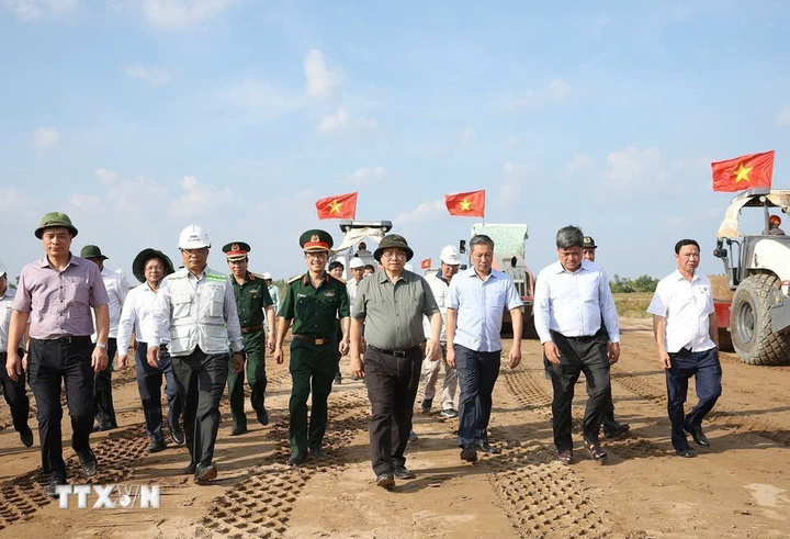Thủ tướng kiểm tra dự án Cao tốc Cần Thơ-Cà Mau. (Ảnh: TTXVN)