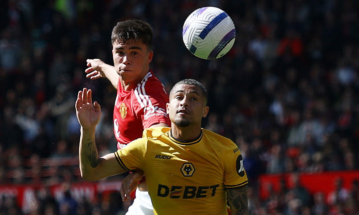 Man Utd thua Wolves ngay trên sân nhà.