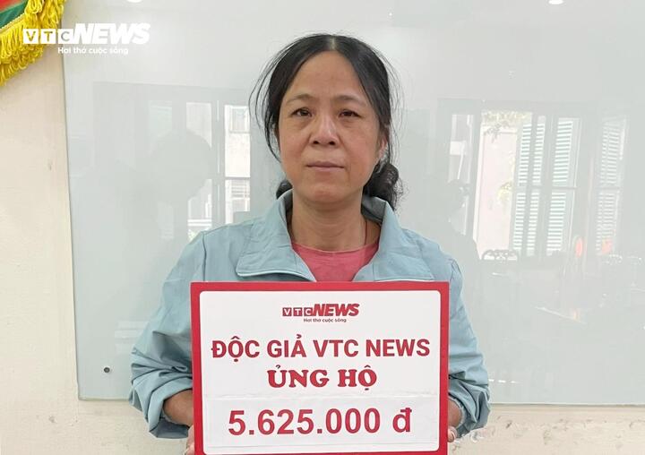 Chị Trương Thị Thuyên - thay mặt gia đình đón nhận tấm lòng bạn đọc giúp đỡ. (Ảnh: Khắc Việt)