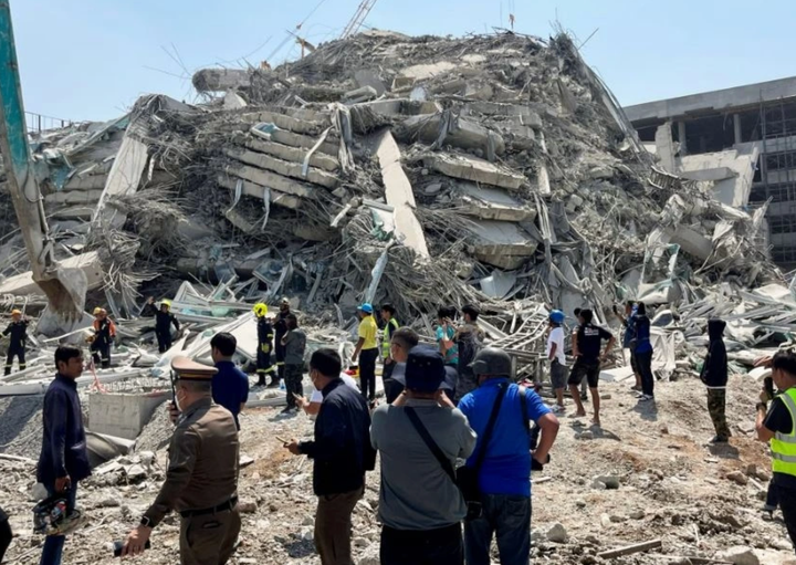 Hiện trường vụ sập tòa nhà cao tầng ở Bangkok do động đất. Ảnh: Reuters