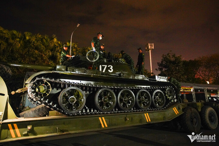 Xe tăng T-54 tới sân vận động Mỹ Đình nặng tới 36 tấn được vận chuyển bằng xe đầu kéo quân sự Maz.