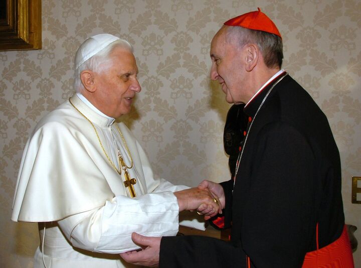 Giáo hoàng Francis gặp Giáo hoàng Benedict XVI (người tiền nhiệm của ông) trong chuyến thăm Vatican vào năm 2007. Đức Francis là người đầu tiên trong lịch sử Giáo hoàng đến thăm bán đảo Ả Rập (UAE, 2019), nơi ông ký Tuyên bố Abu Dhabi với Đại Imam của Al-Azhar – văn kiện quan trọng về tình huynh đệ nhân loại. Tăng cường đối thoại với người Hồi giáo, Do Thái, Phật giáo, và các hệ phái Kitô giáo khác, góp phần xây dựng nền tảng đối thoại liên tôn giáo bền vững.