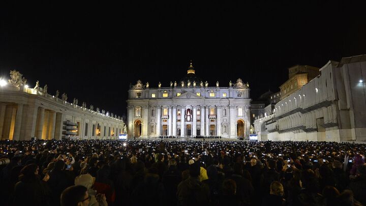Mọi người theo dõi vị Giáo hoàng mới sau khi ông có buổi lễ ra mắt ở Vatican. Ngoài việc là vị Giáo hoàng đầu tiên đến từ Mỹ Latinh và đầu tiên từ châu Mỹ, Francis cũng là vị Giáo hoàng Dòng Tên đầu tiên. Ông cũng là vị Giáo hoàng không phải người châu Âu đầu tiên sau gần 1.300 năm. Sau khi qua đời, ông được an táng tại Vương cung Thánh đường Santa Maria Maggiore, thay vì các địa điểm truyền thống dành cho các Giáo hoàng, thể hiện sự khiêm nhường và khác biệt của ông ngay cả trong cái chết.