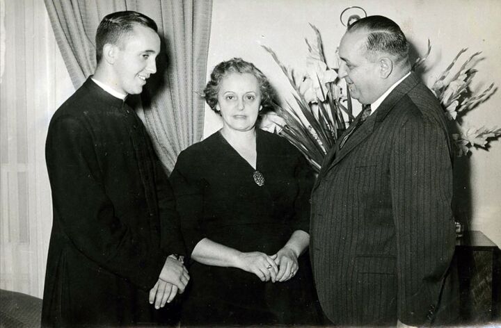 Giáo hoàng Francis chụp cùng cha mẹ vào năm 1958. Trước khi trở thành Giáo hoàng, ông đã trải qua nhiều vị trí trong Giáo hội, bao gồm Tổng Giám mục Buenos Aires từ năm 1998 và được phong Hồng y vào năm 2001.