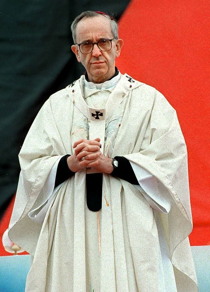 Năm 2001, Giáo hoàng Francis được phong làm Hồng y. Ông được biết đến với việc thúc đẩy đối thoại liên tôn giáo và nhấn mạnh rằng tôn giáo chân chính không dung túng cho bạo lực. Ông đã thể hiện sự cởi mở đối với các vấn đề như vai trò của phụ nữ trong Giáo hội và các vấn đề liên quan đến cộng đồng LGBTQ+.