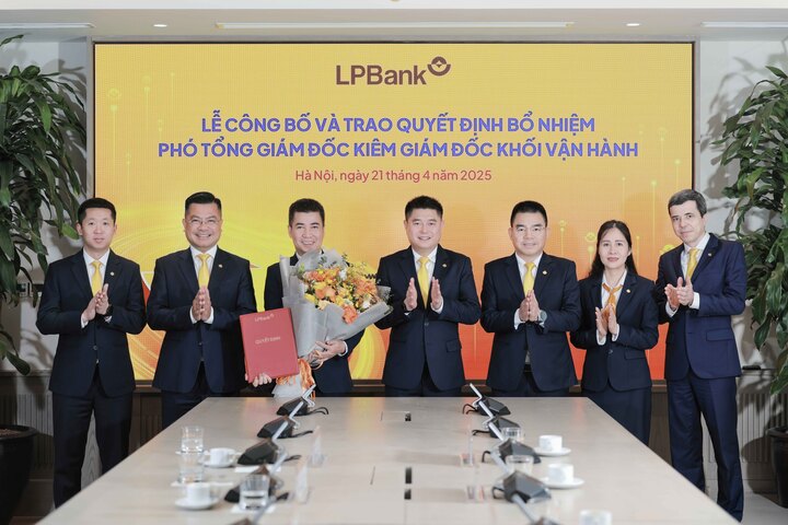 Ban Lãnh đạo LPBank chúc mừng Tân Phó Tổng giám đốc kiêm Giám đốc Khối Vận hành.