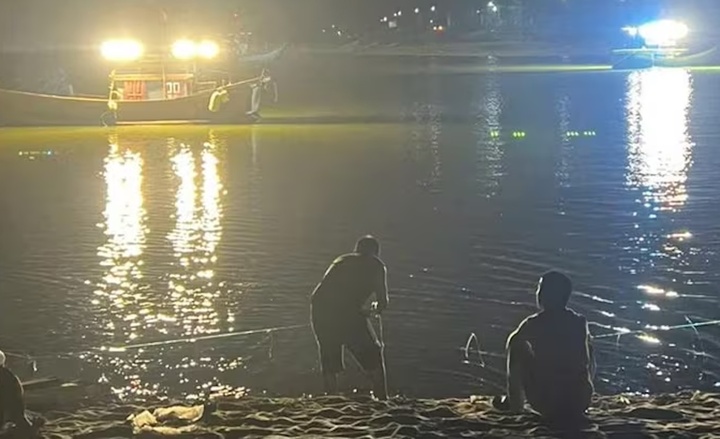 Lực lượng chức năng xuyên đêm tìm kiếm và đến sáng mới tìm thấy thi thể 2 học sinh mất tích khi tắm sông Dinh. (Ảnh: BT)