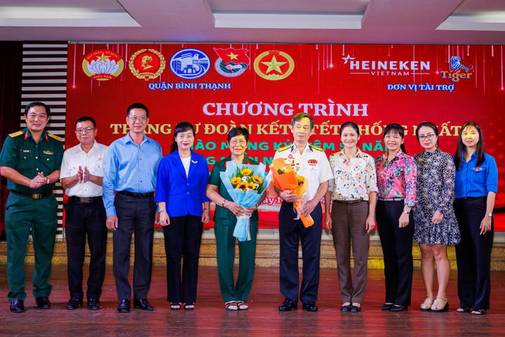 Các đại biểu chụp hình lưu niệm trong chương trình mừng kỷ niệm 50 năm Ngày miền Nam hoàn toàn giải phóng,thống nhất đất nước tại Quận Bình Thạnh, TP.HCM.