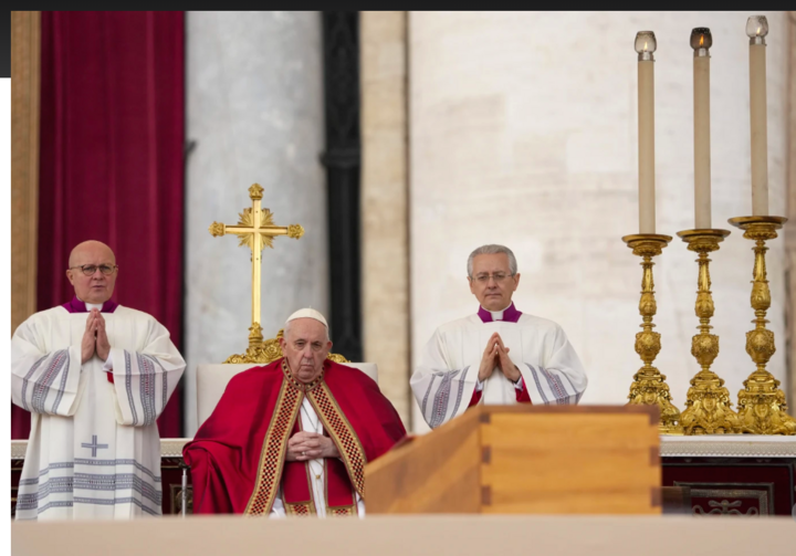 Giáo hoàng Francis ngồi bên quan tài của cố Giáo hoàng Danh dự Benedict XVI tại Quảng trường Thánh Peter trong lễ tang ở Vatican năm 2023. (Ảnh: AP)