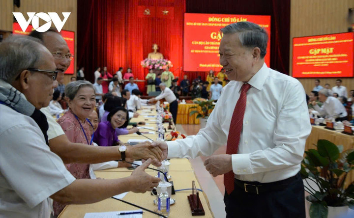 Kỷ niệm 50 năm Ngày giải phóng miền Nam, thống nhất đất nước (30/4/1975 - 30/4/2025), sáng nay (21/4), tại TP.HCM, Tổng Bí thư Tô Lâm tới dự và chủ trì hội nghị gặp mặt của lãnh đạo Đảng, Nhà nước với cán bộ lão thành cách mạng, người có công, gia đình chính sách tiêu biểu khu vực miền Nam.