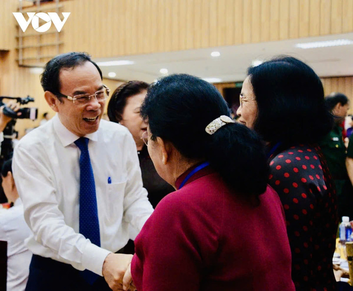 Bí thư Thành ủy TP.HCM Nguyễn Văn Nên cùng các đại biểu.