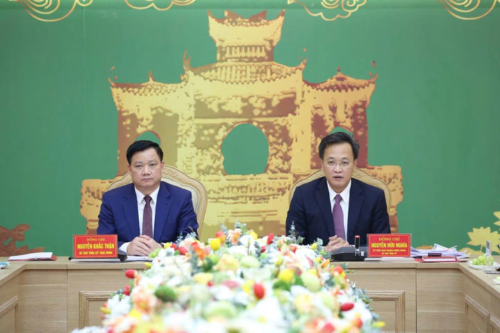 Bí thư Tỉnh ủy Hưng Yên Nguyễn Hữu Nghĩa (phải) và Bí thư Tỉnh ủy Thái Bình Nguyễn Khắc Thận chủ trì cuộc họp giữa Ban Thường vụ Tỉnh ủy Hưng Yên và Thái Bình nhằm triển khai Đề án hợp nhất hai tỉnh, hôm 18/4. (Ảnh: Hà Linh)